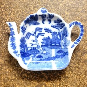 Blue willow tea bag holder